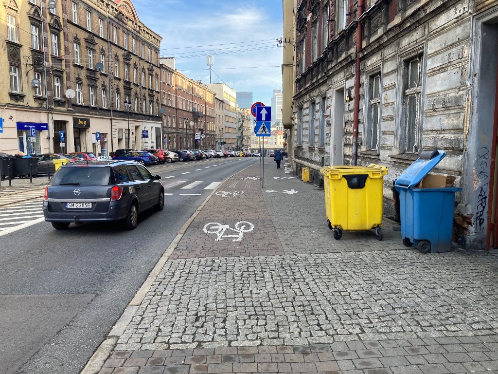 Prezydent Katowic obiecuje w kampanii wyborczej wymianę nawierzchni dróg rowerowych z kostki brukowej na asfalt. Tymczasem odrzucił wniosek Rady Dzielnicy Śródmieście w tej sprawie