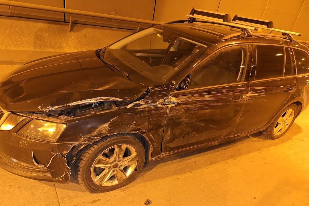 W tunelu ciężarówka wjechała w osobówkę. Policja szuka sprawcy