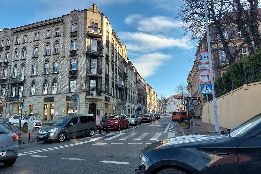 Miasto chwali się, że na drogach w Katowicach jest bezpieczniej. Jednym z powodów ma być strefa tempo 30