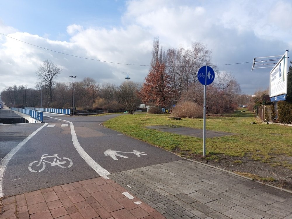 Rowerowy łącznik wzdłuż autostrady A4. Kilka miejsc postojowych do likwidacji