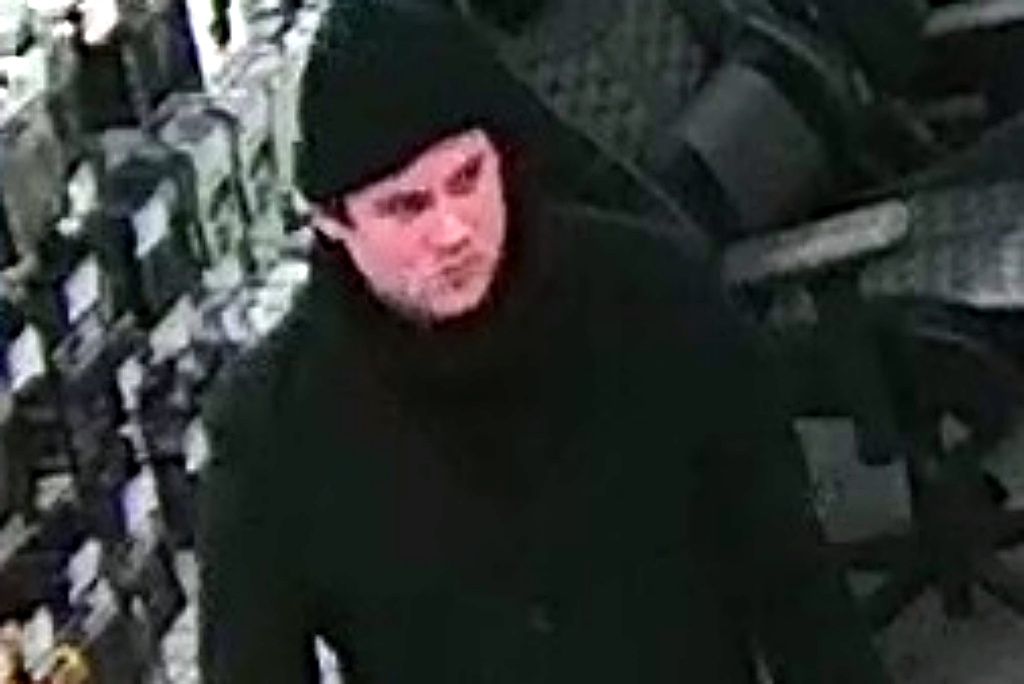 Ukradł drogie słuchawki. Policja prosi o pomoc w namierzeniu złodzieja