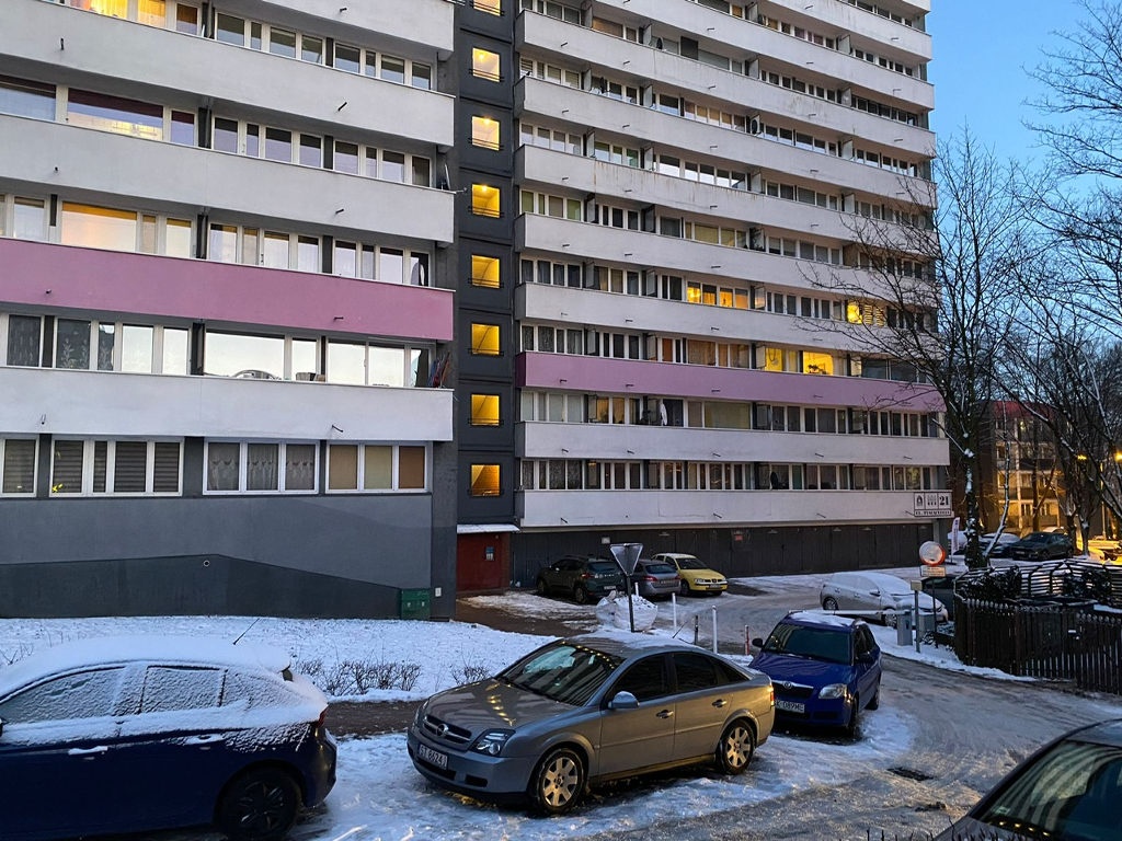 Kurier dowożący jedzenie twierdzi, że na os. Tysiąclecia chciał go potrącić mężczyzna, który nakleja na szyby 