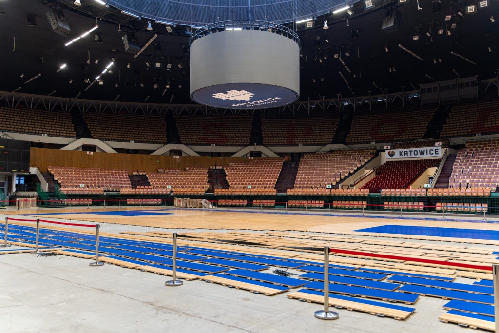 Spodek ma nowy parkiet sportowy