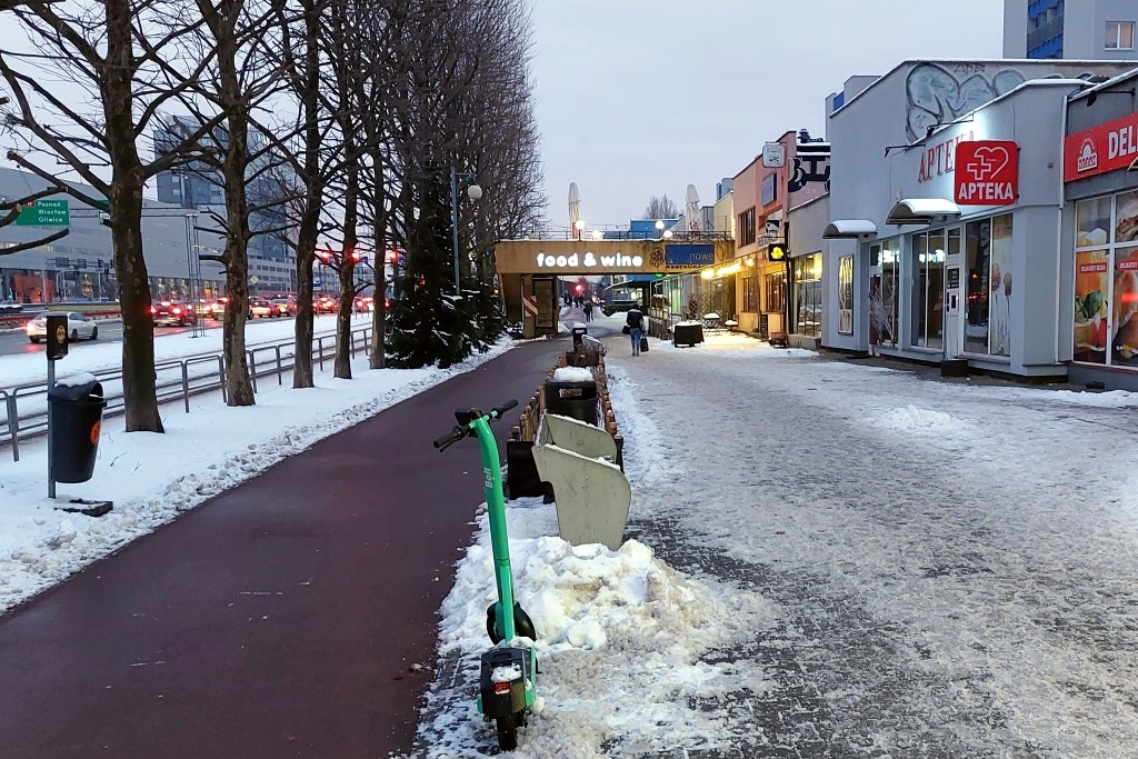 Drogi rowerowe odśnieżone, ale chodniki nie. Miasto wyjaśnia dlaczego