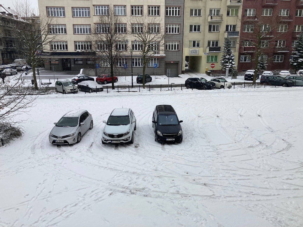 Plac przy katedrze ma przestać być parkingiem