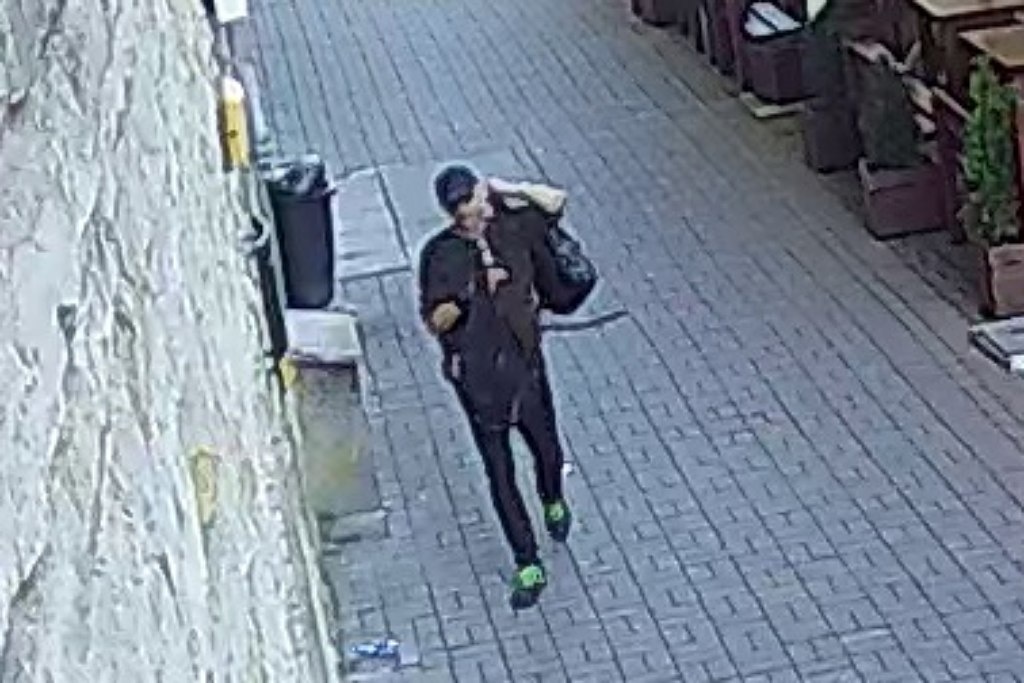 Przechodził obok ogródka i zabrał cudzy plecak. Policja szuka złodzieja