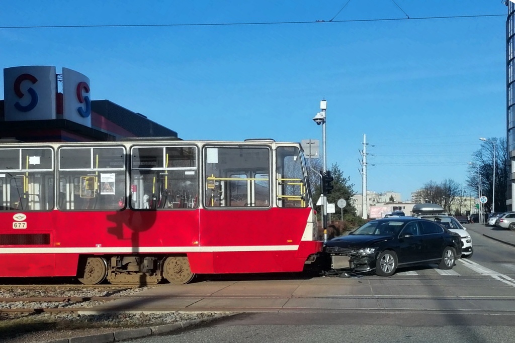 Duży ruch przy Silesia City Center. Samochód zderzył się z tramwajem