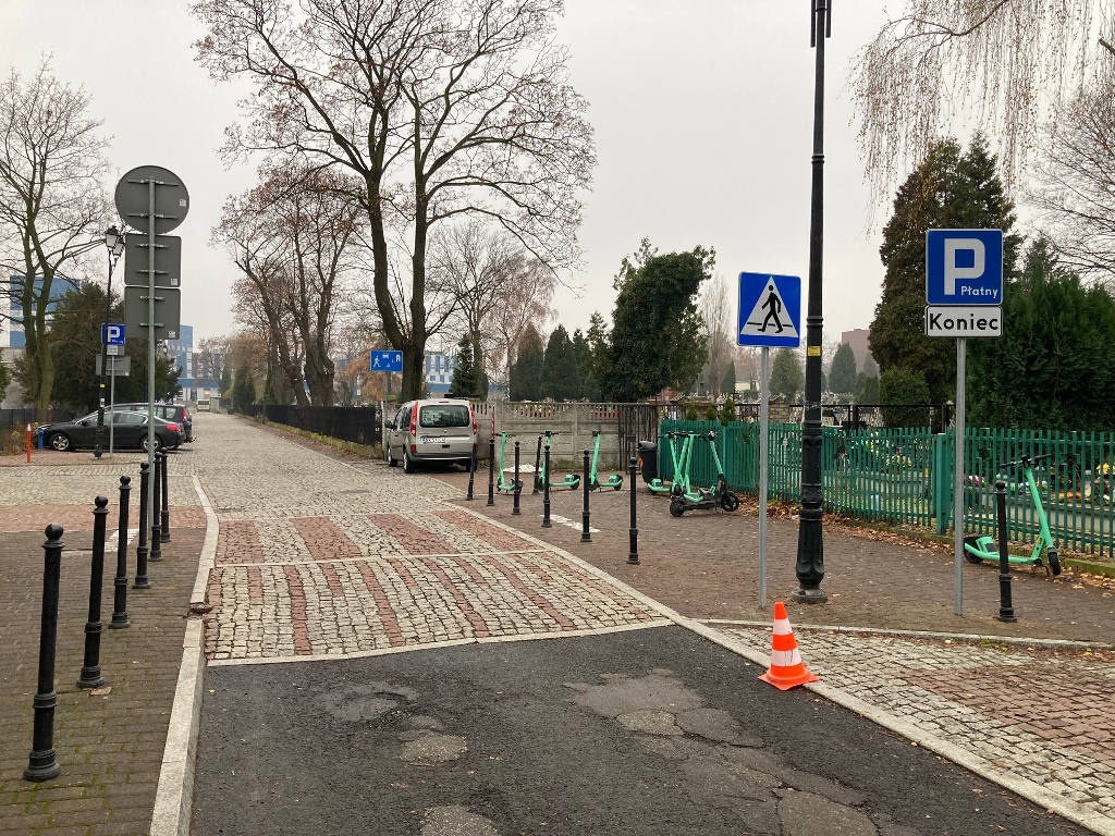 Po protestach rodziców i dyrekcji przejście przy szkole już nie jest sugerowane