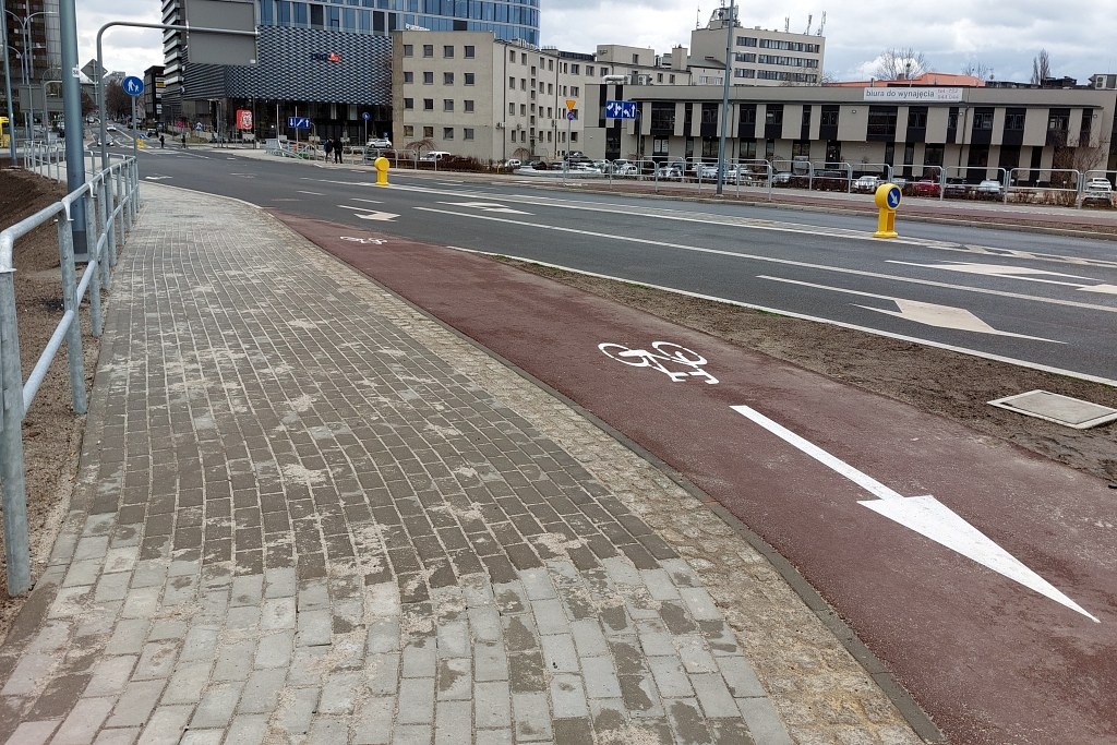 Nowa droga w centrum Katowic otwarta. Dla rowerzystów zabrakło miejsca