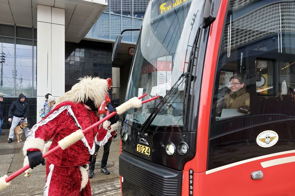 Zatrzymywali tramwaje, trzaskali z bata i zaczepiali przechodniów. Dziady żywieckie przeszły ulicami Katowic