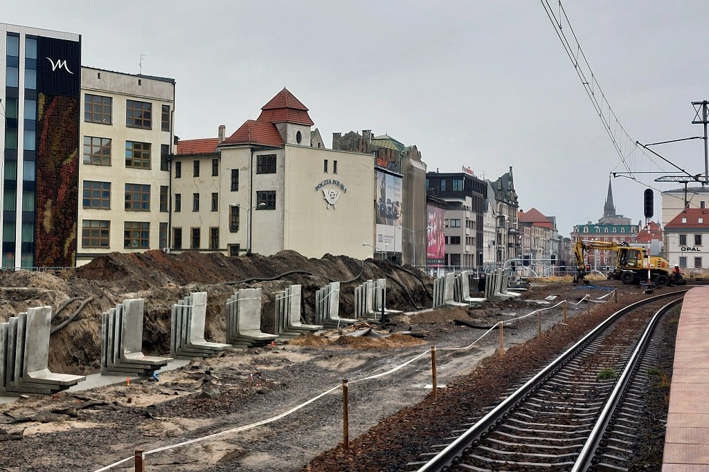 Peron na stacji Katowice powstaje od nowa. Będzie dłuższy i zatrzymają się przy nim dwa pociągi