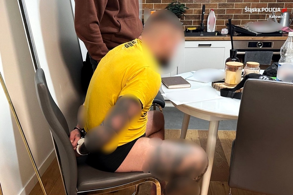 Gang pseudokibiców GKS-u Katowice rozbity. Policjanci znaleźli duże ilości narkotyków i pistolet maszynowy