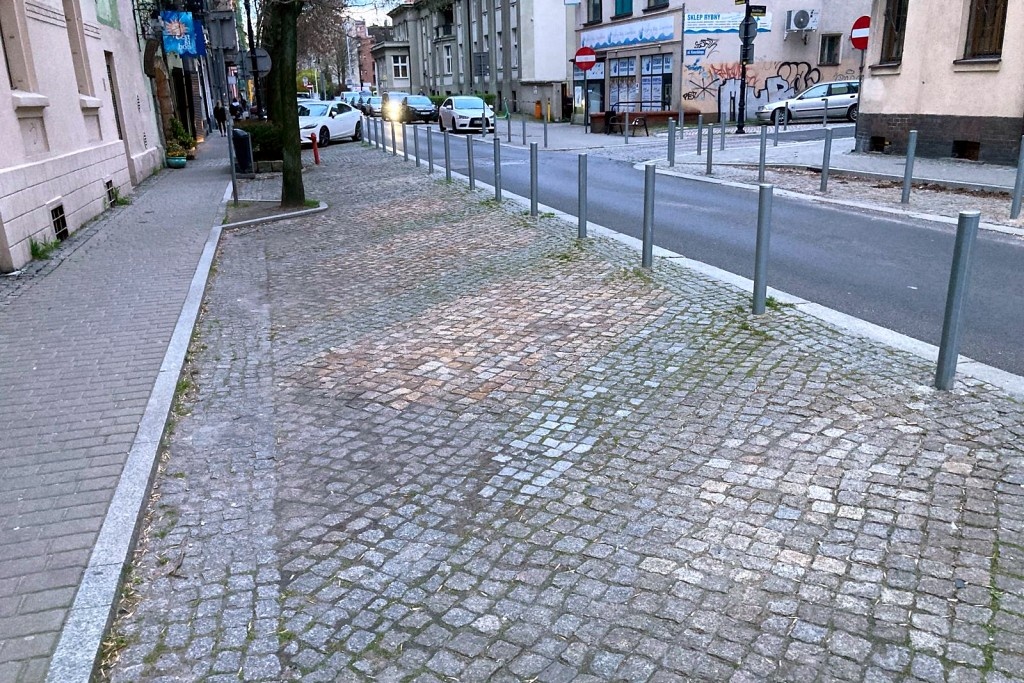 Urzędnicy wolą las słupków i beton niż zieleń w centrum Katowic. Kuriozalne uzasadnienie odrzucenia wniosku do Budżetu Obywatelskiego