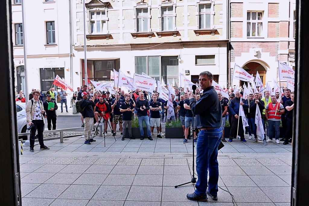Głośny protest pracowników MPGK przed urzędem. Wiceprezes został wygwizdany