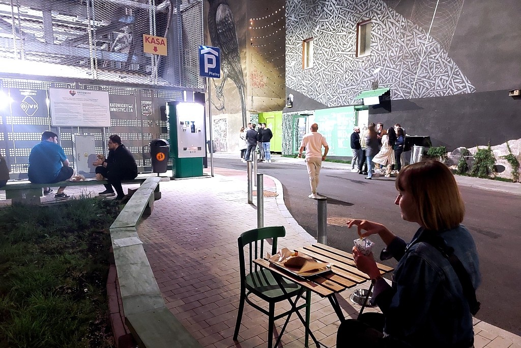 Nowy lokal na ul. Tylnej Mariackiej bez ogródka. Urzędnicy zlikwidują go, bo zapomnieli o wiacie rowerowej