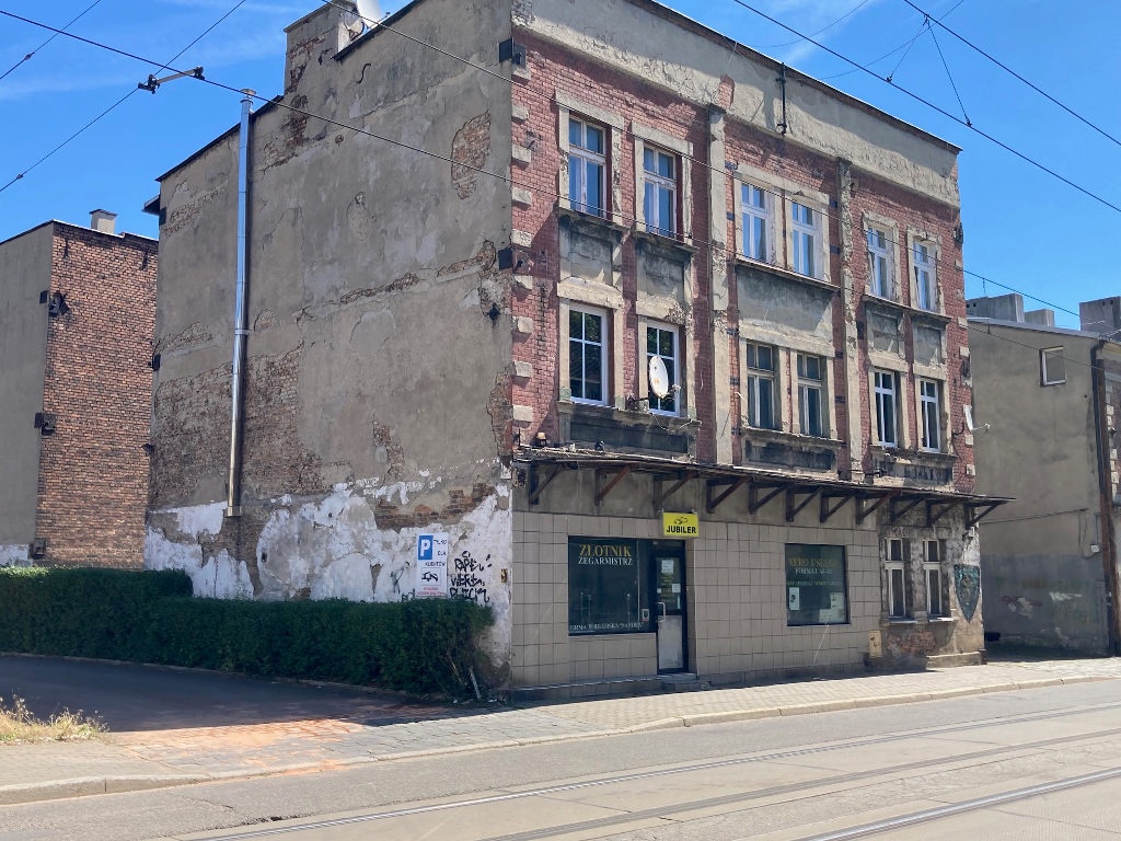 Kierowca luksusowego samochodu uderzył w ścianę kamienicy w Załężu