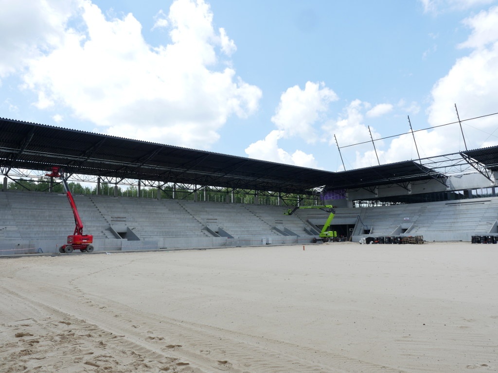Budowa stadionu miejskiego ma się zakończyć w sierpniu, ale jeszcze długo nikt na nim nie zagra