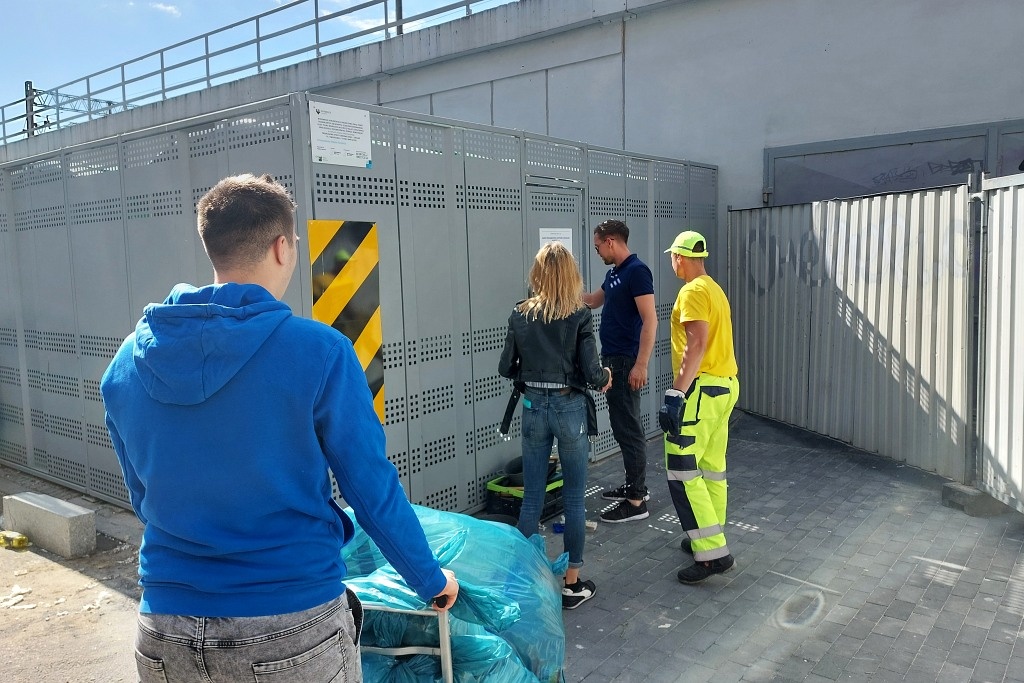 Koniec śmieci walających się na Tylnej Mariackiej. Zniknęły kontenery, jest nowa wiata