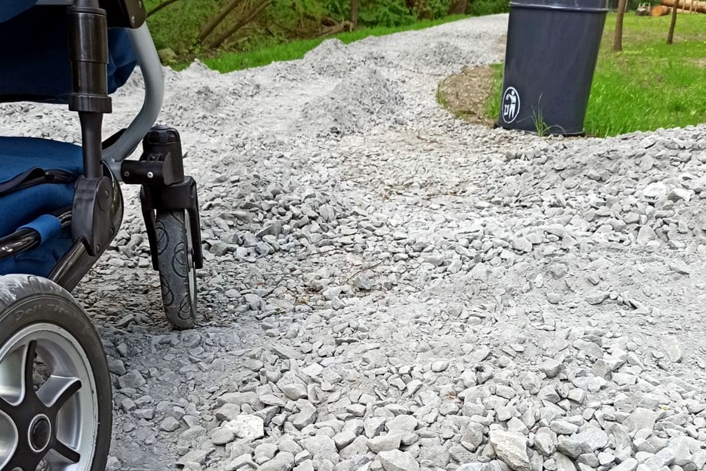 Dziury w nowym parku na Ochojcu. Został otwarty dla mieszkańców, choć jeszcze nie jest skończony