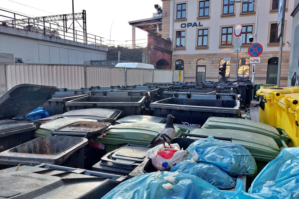Na Tylnej Mariackiej nadal mogą stać kontenery na odpady. Wspólnota została pominięta