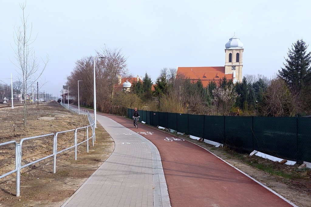 Nowa droga rowerowa połączyła dzielnice, ale dalej robi się problem
