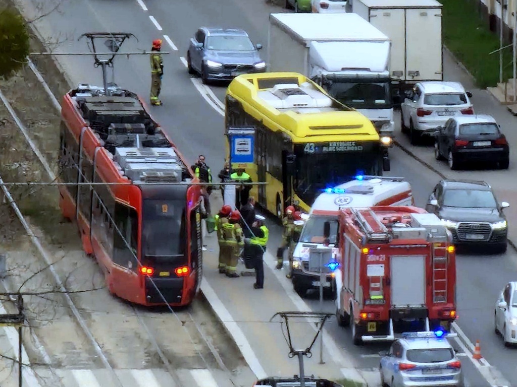Potrącenie na al. Korfantego. Pieszy wszedł pod autobus i w ciężkim stanie trafił do szpitala
