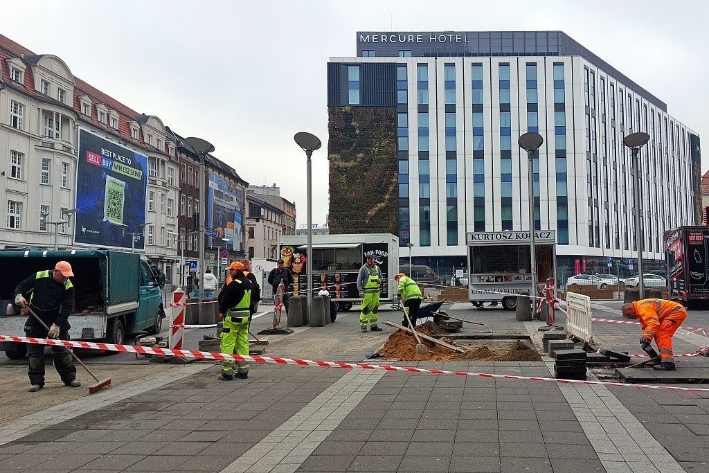 Koniec ruchomych płyt przed dworcem. Miasto i Galeria Katowicka remontują plac