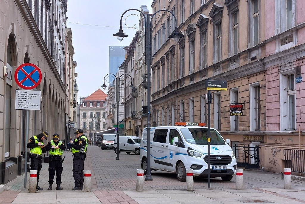 Kierowcy chcieli jak zwykle zaparkować nielegalnie. Mieli pecha, bo była konferencja prezydenta