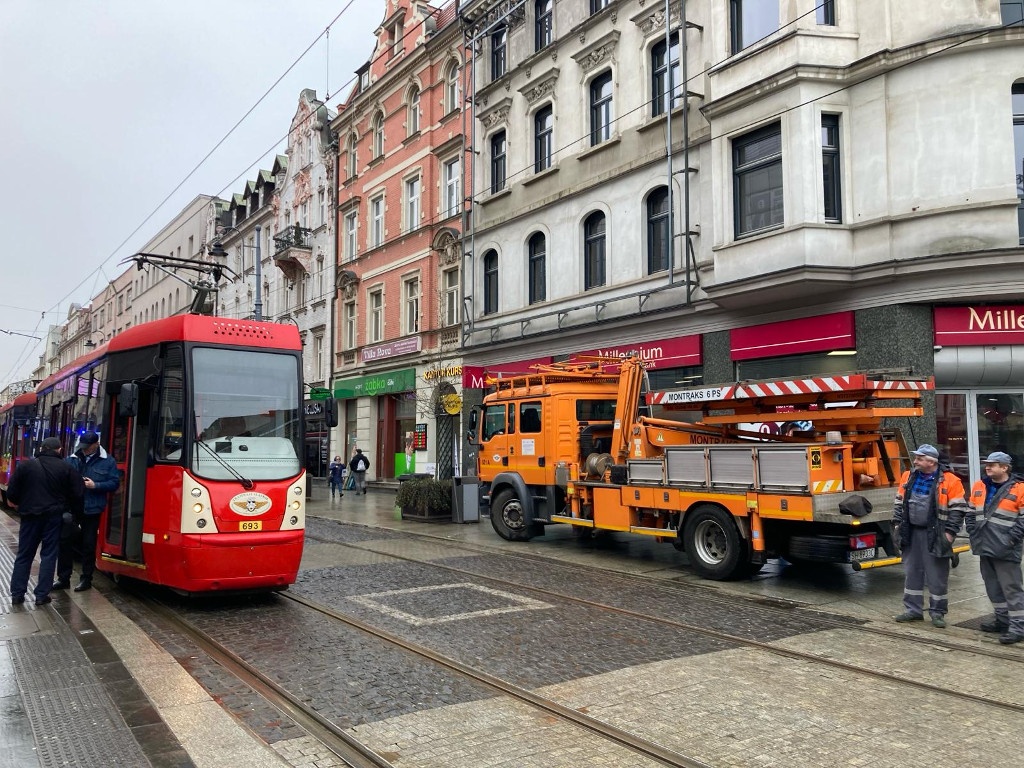 Mężczyzna wpadł pod tramwaj w centrum Katowic