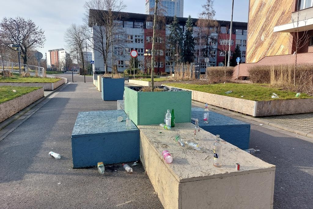 Jeden wielki śmietnik przy Rawie. Nie tak powinny wyglądać bulwary