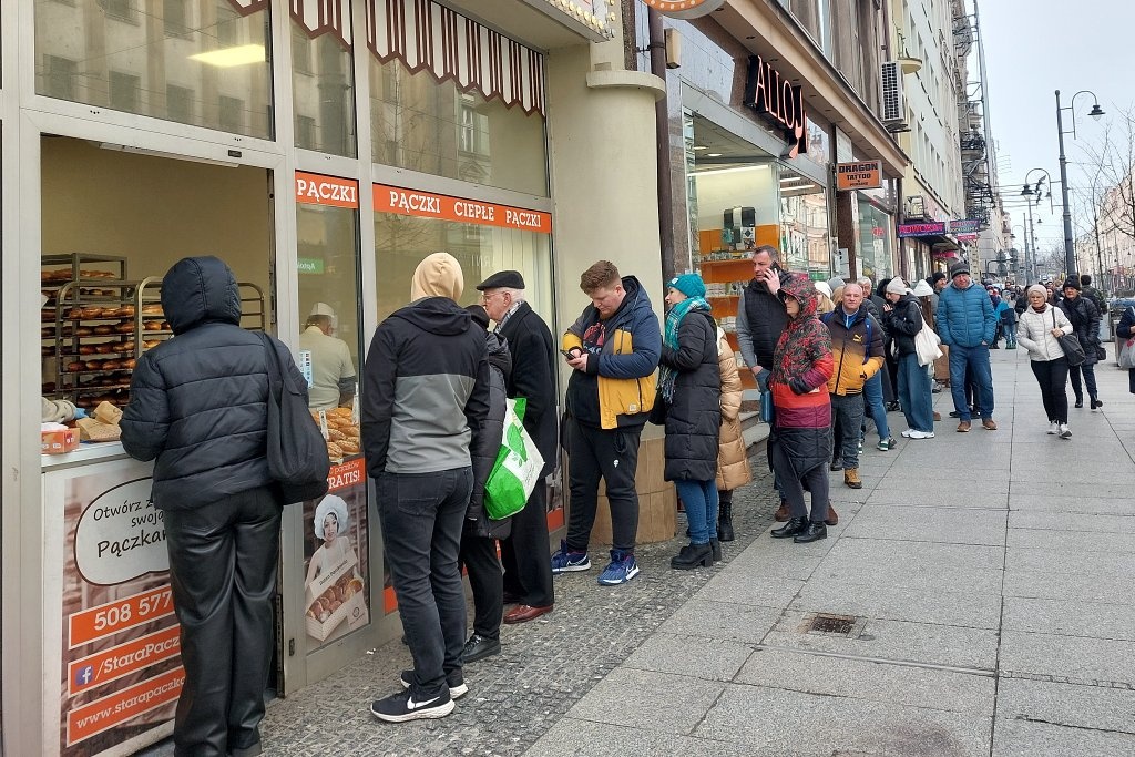Długie kolejki po pączki na ul. 3 Maja, a w piekarniach pustki