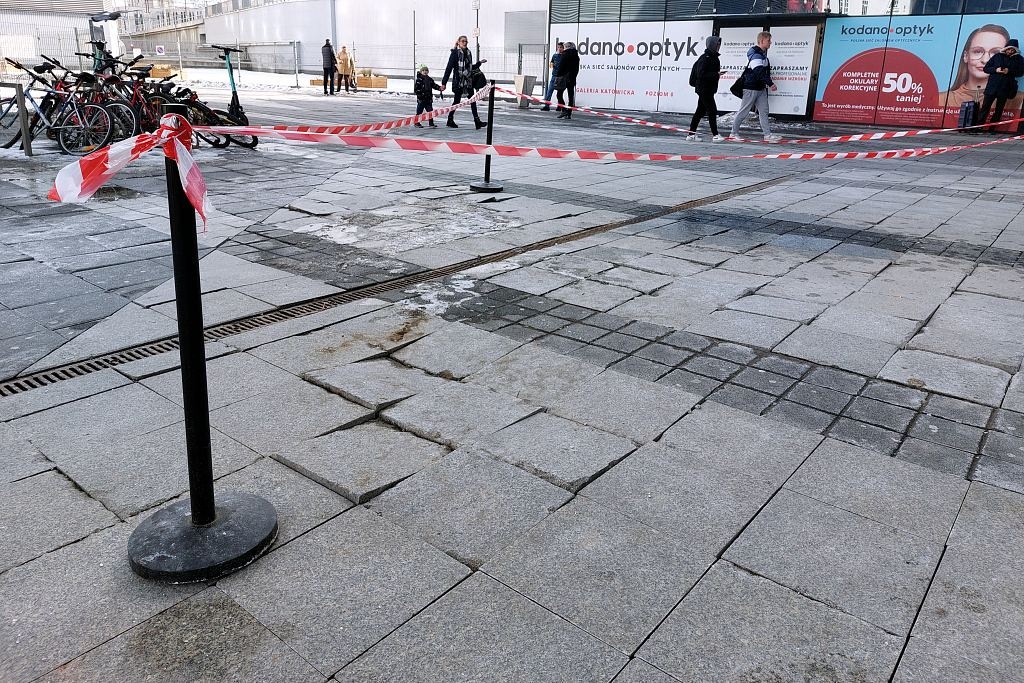 Katowice witają przyjezdnych dziurami. Nawierzchnia przy Galerii Katowickiej jest w fatalnym stanie