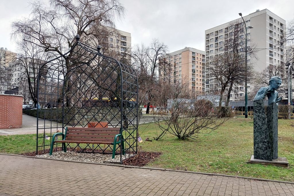 Ławki z pergolami na Koszutce. W przyszłości będą zielone