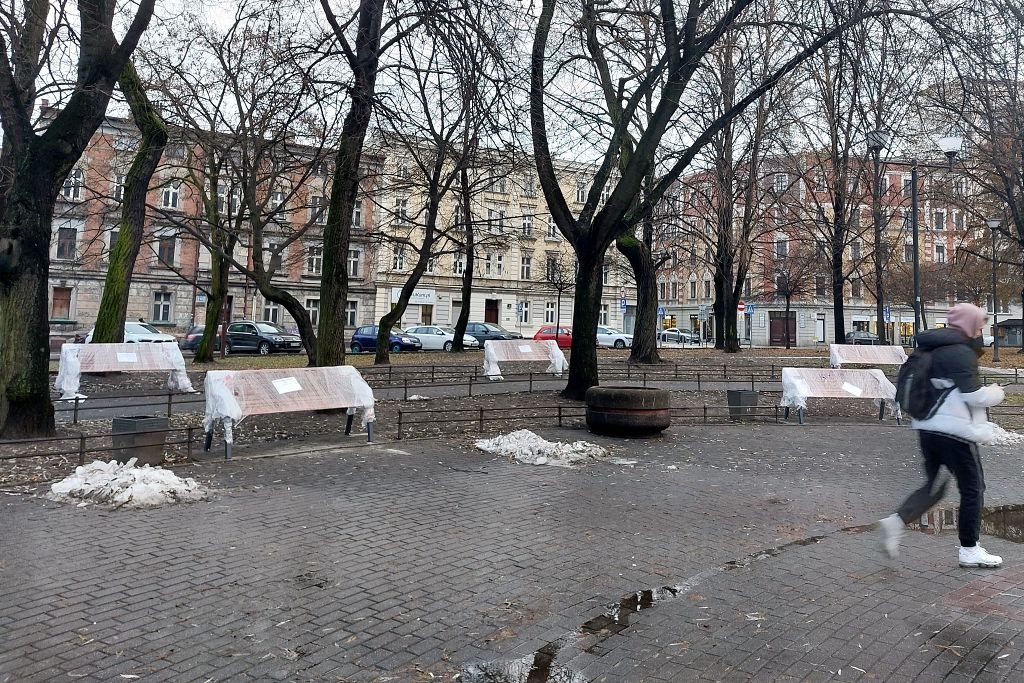 Zakład Zieleni Miejskiej wymienił część ławek na pl. Andrzeja