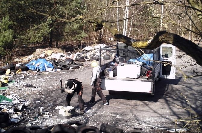 Walka z dzikimi wysypiskami. Strażnicy dostali nowe fotopułapki, a mieszkańcy zadecydują, gdzie je zamontować