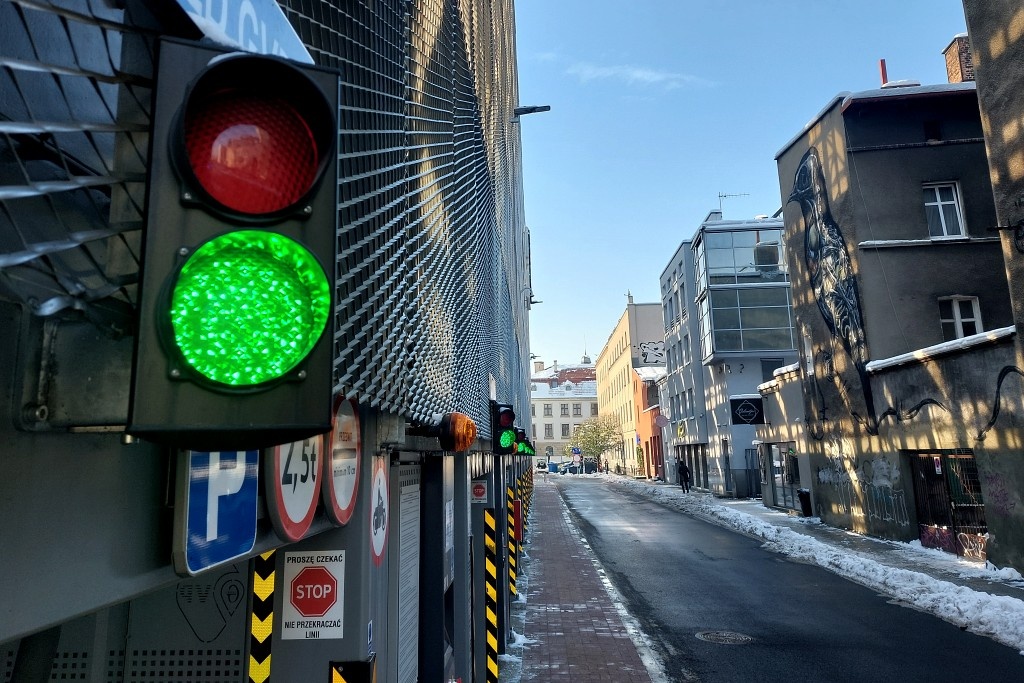 Było za darmo, były samochody. Po wprowadzeniu opłat, parking za 23 mln złotych świeci pustkami