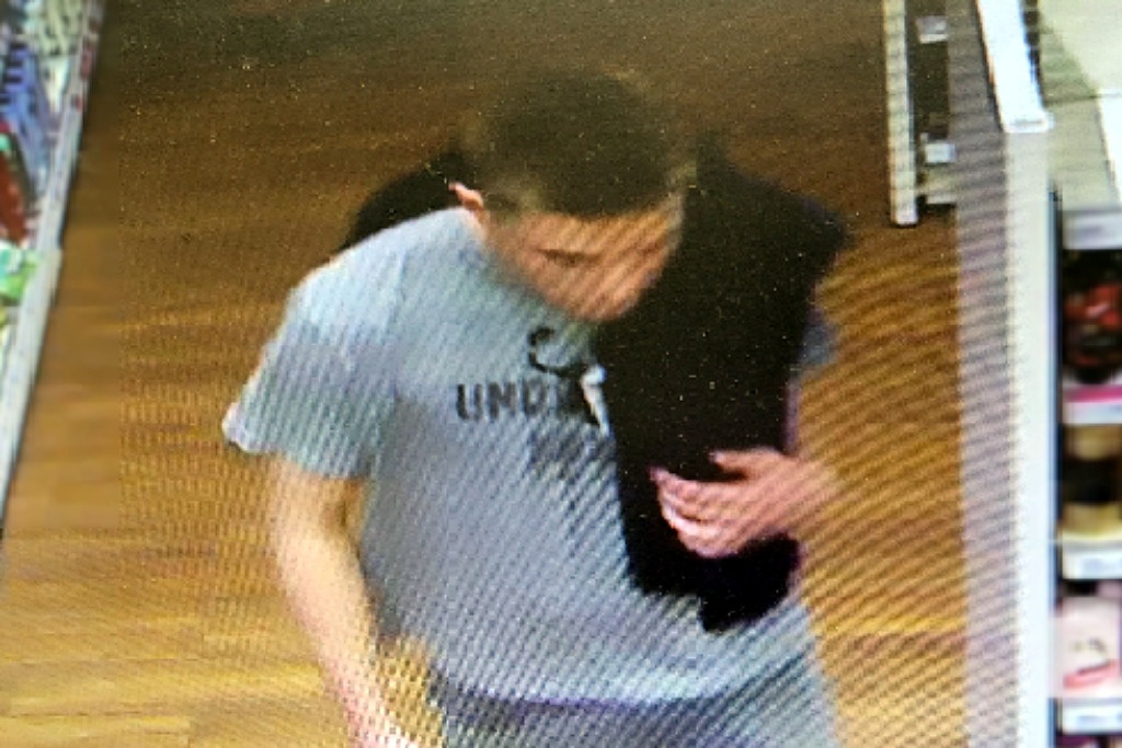 Wyniósł towar z drogerii. Policja szuka złodzieja