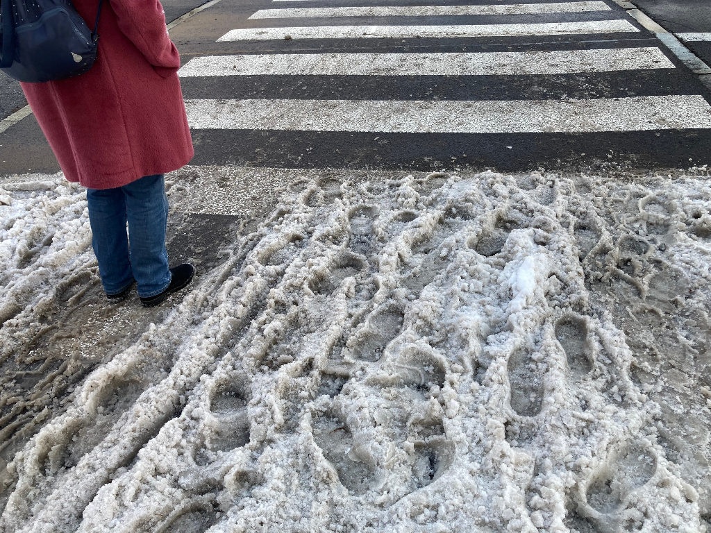 Wiele parkingów jest nieodśnieżonych, bo 