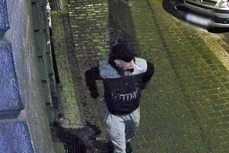 Zaatakował kobietę na ulicy, zerwał łańcuszek i wyrwał jej torebkę. Policja szuka napastnika
