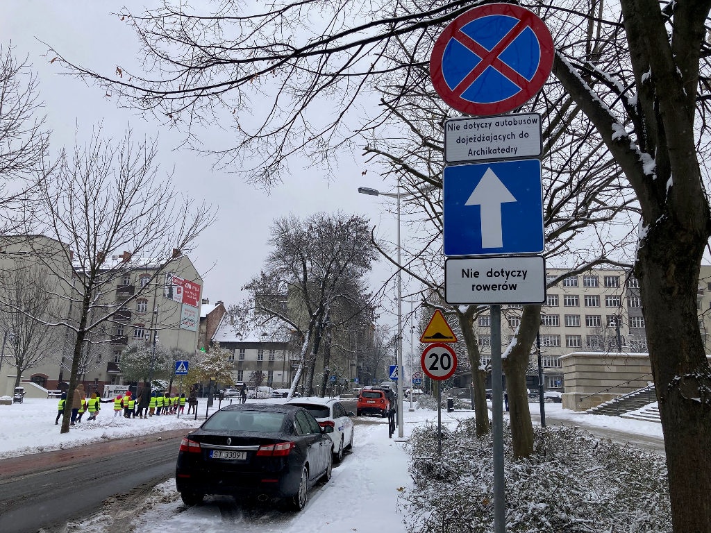 Przed katedrą, kosztem m.in. zieleni, powstał parking dla autokarów. Stoją na nim wszyscy