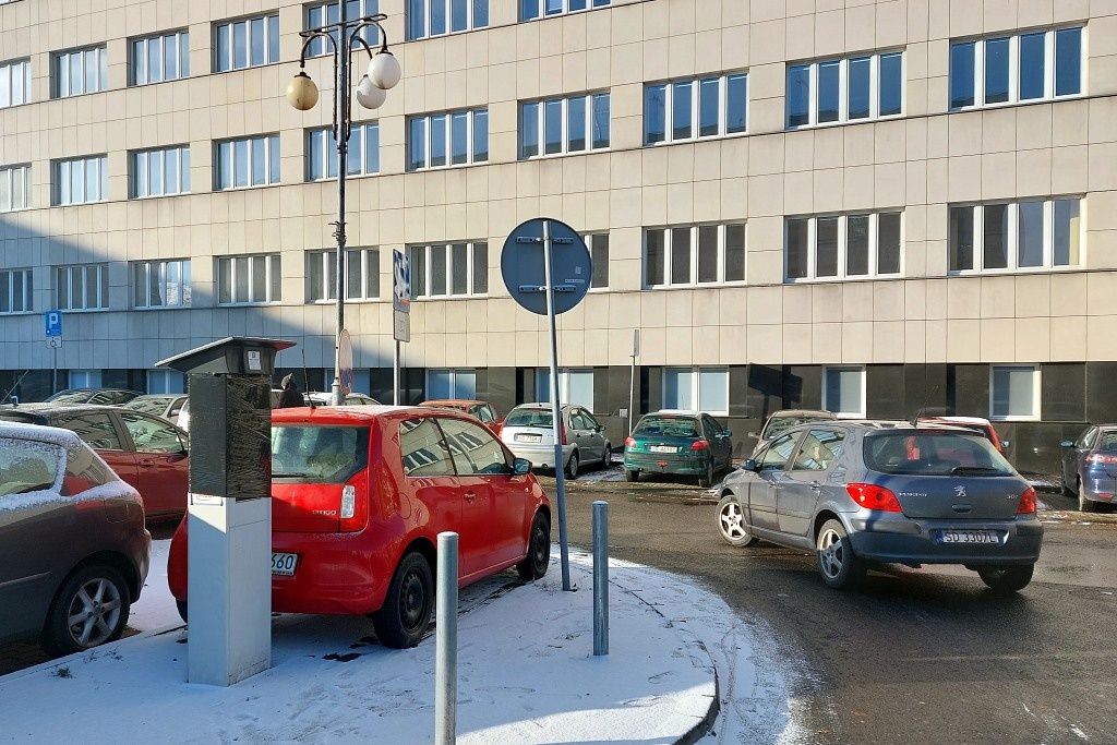 Miały rosnąć drzewa, a na razie „wyrosły” parkomaty. Od piątku kierowcy zapłacą za parkowanie na pl. Sejmu Śląskiego