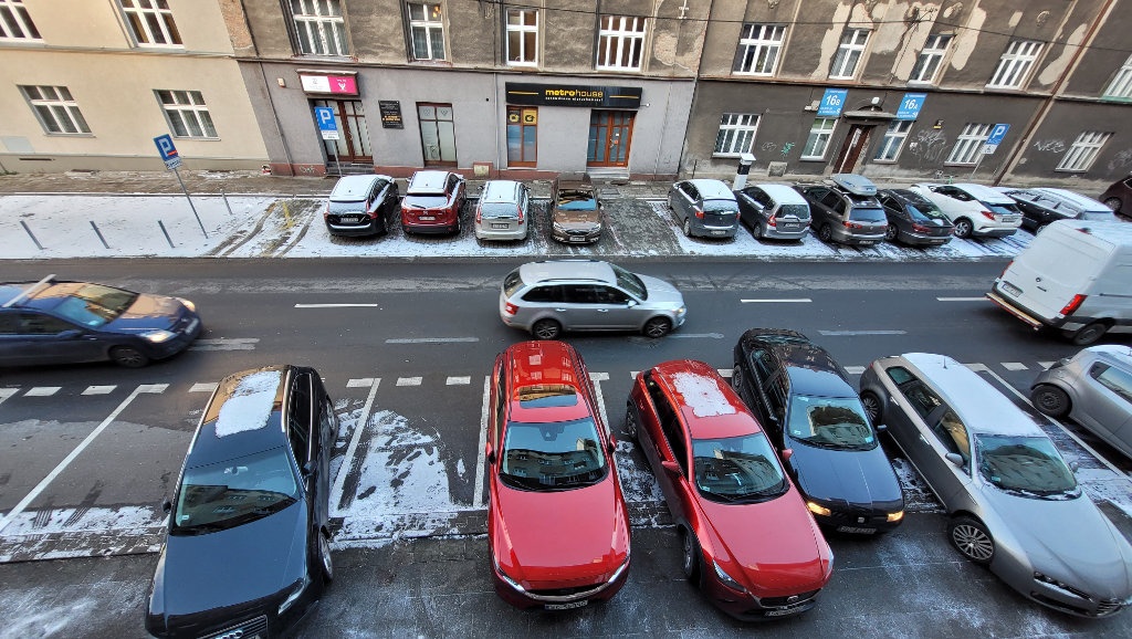 Wąskie prostopadłe miejsca parkingowe po obu stronach i zwężenie jezdni. Co mogło pójść nie tak?