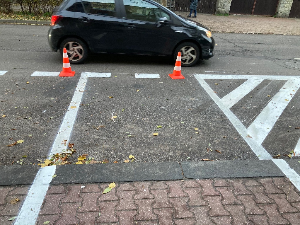 Kolejna ulica w centrum staje się jednym wielkim parkingiem