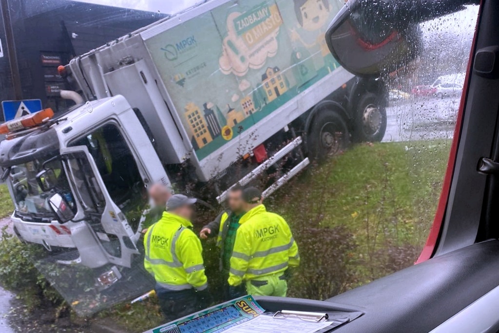 Śmieciarka MPGK zjechała ze skarpy. Prawie wypadła na ruchliwą drogę