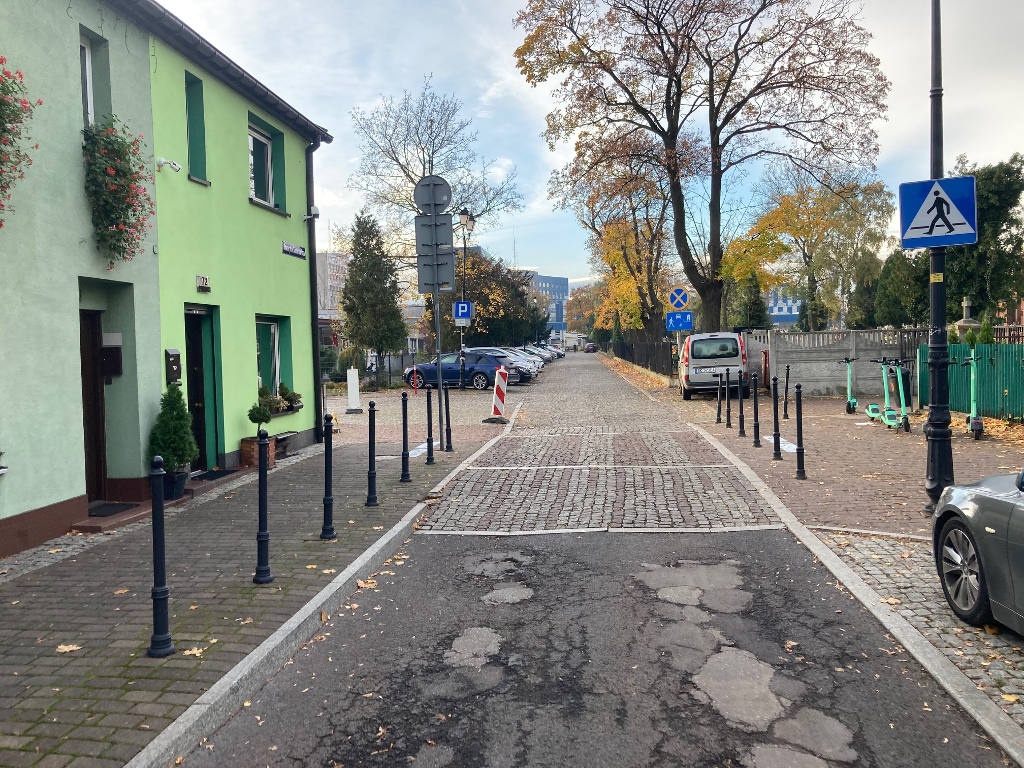 Miasto chce zlikwidować przejście dla pieszych przy szkole. Dwa miejsca parkingowe ważniejsze niż bezpieczeństwo dzieci