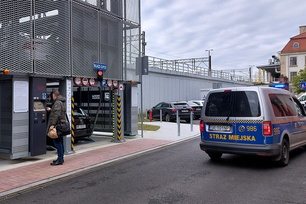 Premiera parkingu na Tylnej Mariackiej. Straż miejska pilnowała, a kierowcy parkowali pod okiem obsługi