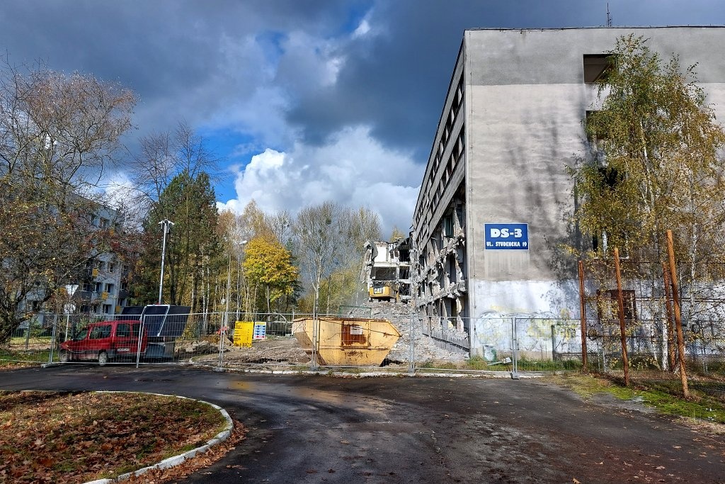 Dzień dobry Katowice. Trwa wyburzanie domu studenckiego w Ligocie