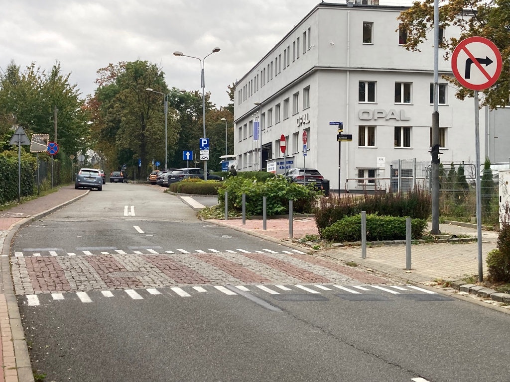 Miasto zlikwidowało przejście dla pieszych na ulicy, na której motocyklista śmiertelnie potrącił 10-latkę. Chodzi oczywiście o miejsca parkingowe