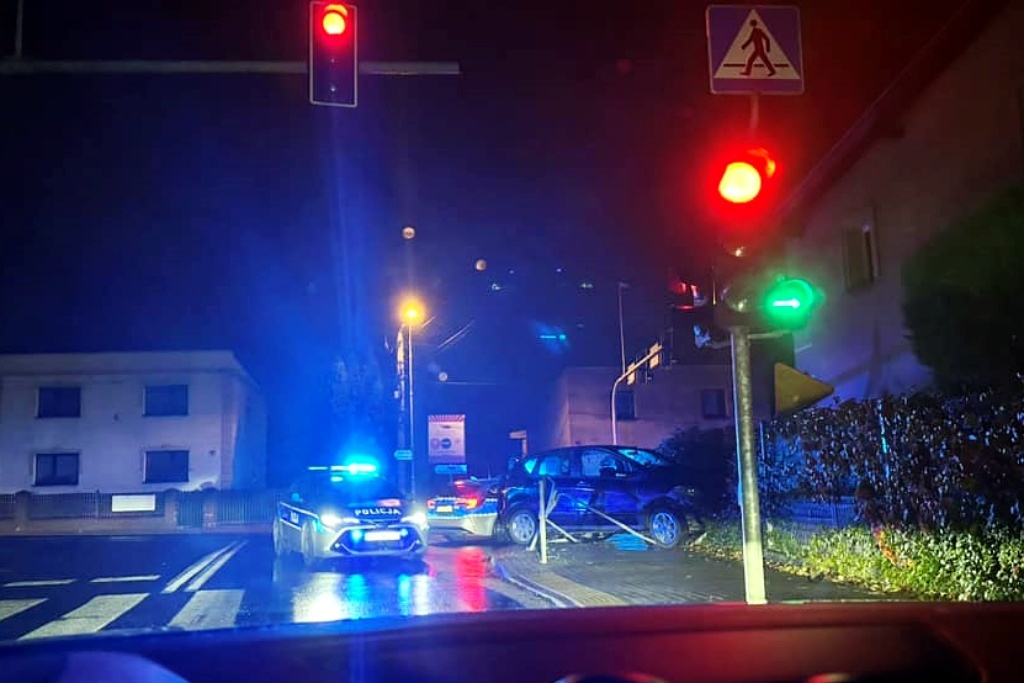 Pościg na Kostuchnie. Kierowca wjechał w ogrodzenie i zaczął uciekać pieszo