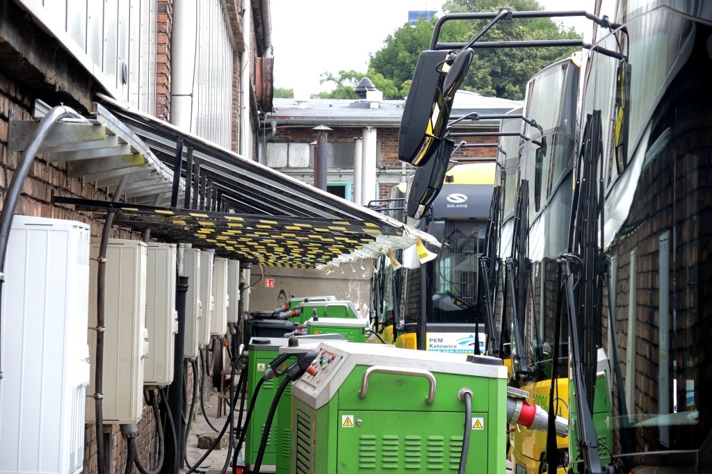 Autobusy od metropolii od kilku miesięcy stoją w bazie PKM Katowice i nie jeżdżą. „Kończymy proces ich rejestracji”